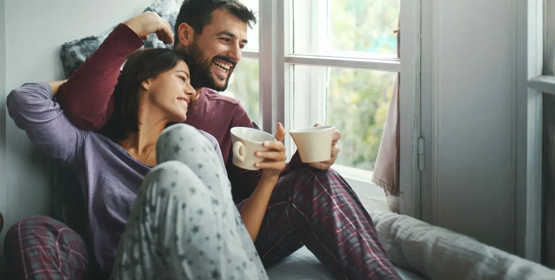 Pareja usando pijamas de invierno en Bogotá